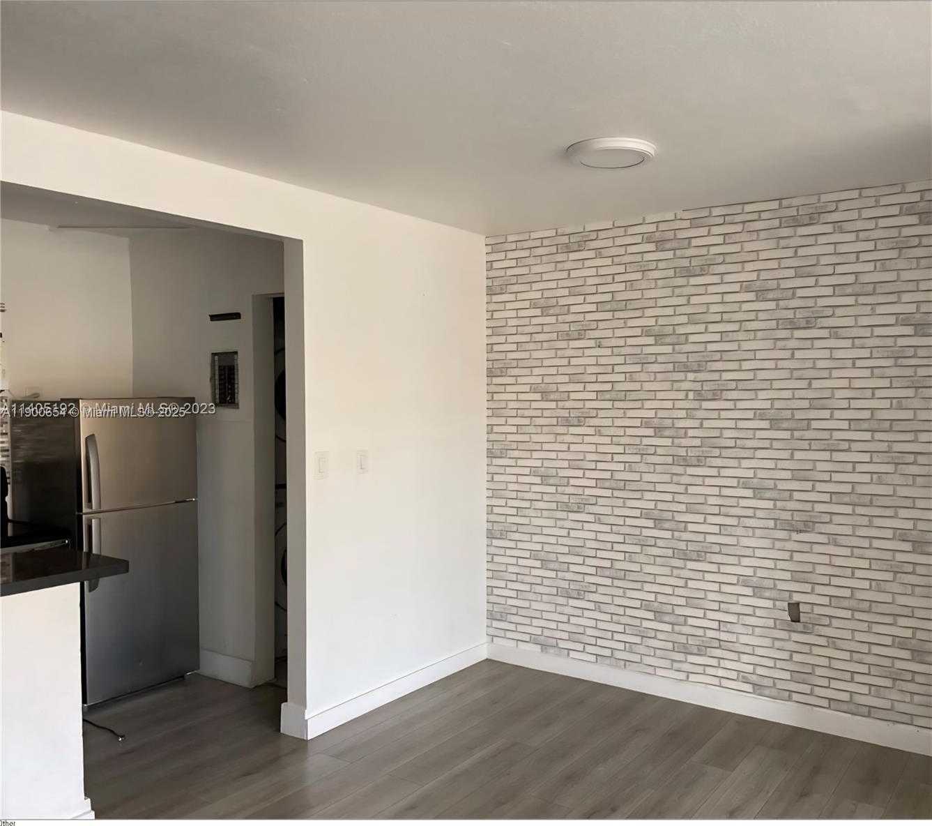 Small Image of Doral Number 12