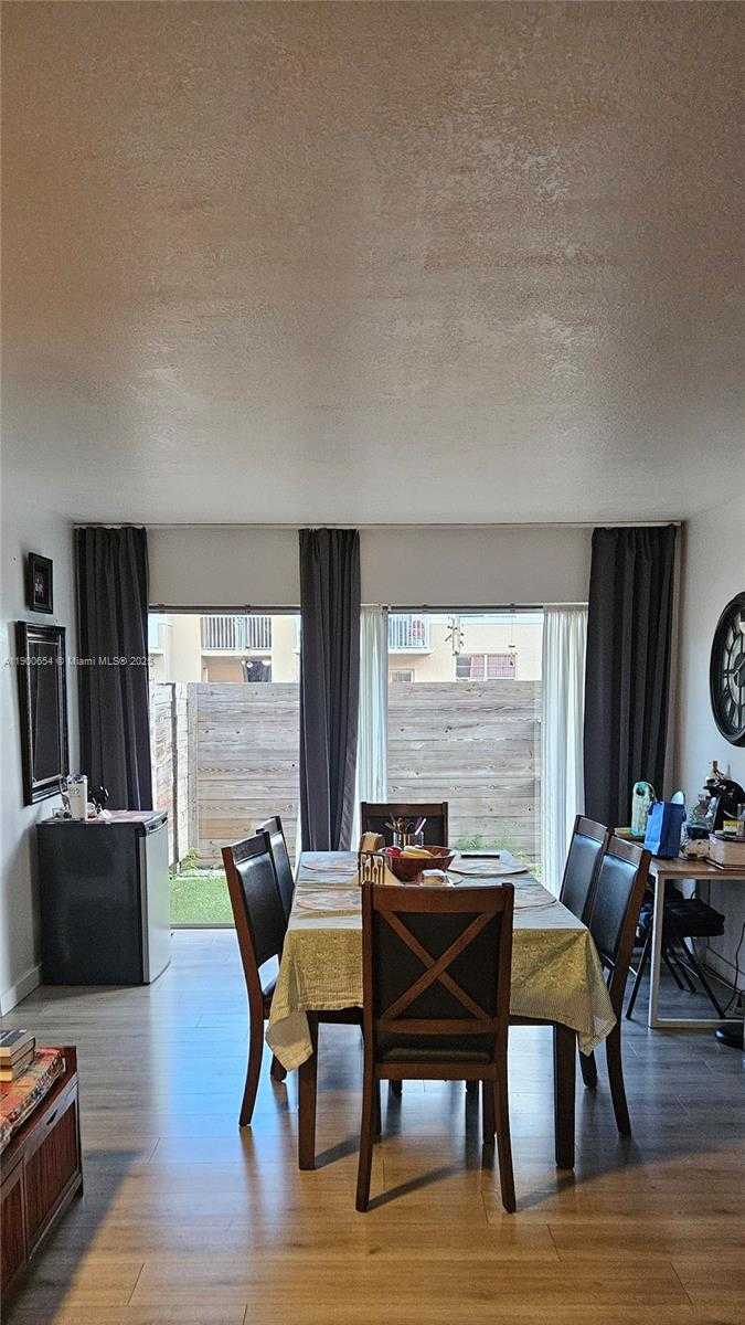 Small Image of Doral Number 4