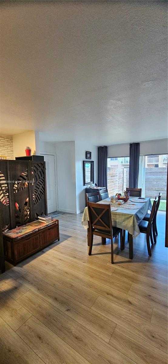 Small Image of Doral Number 5