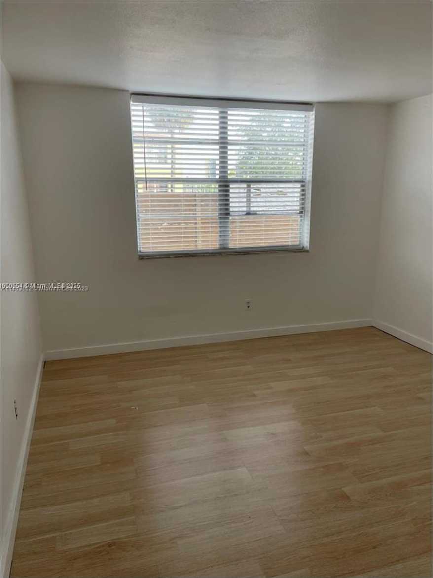 Small Image of Doral Number 8