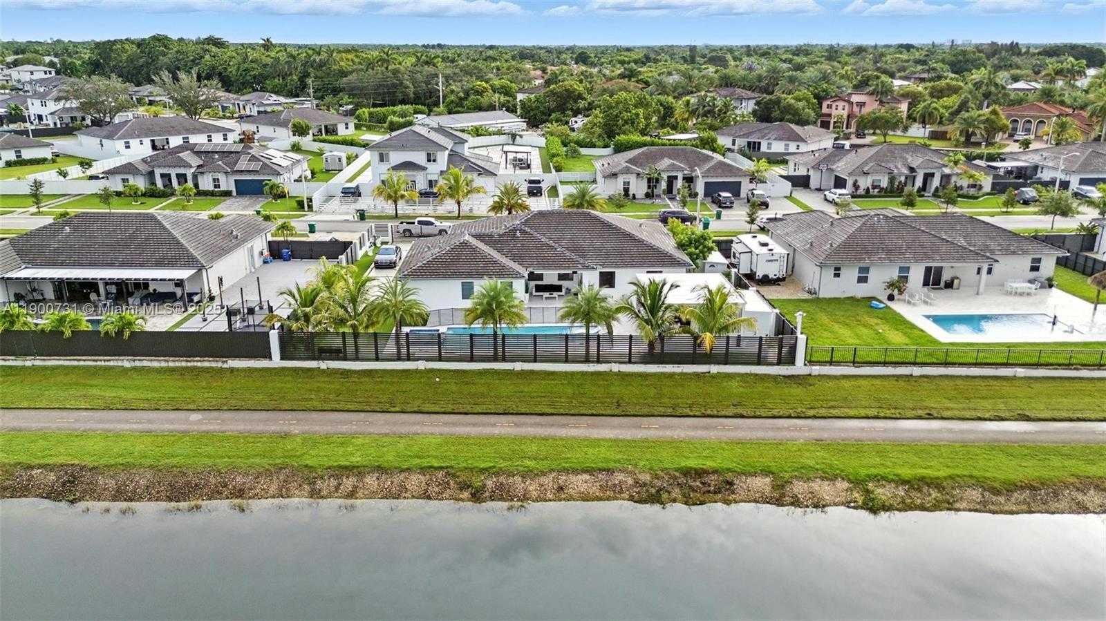 Small Image of 19302 SOUTH WEST 132ND PATH, Miami Number 4