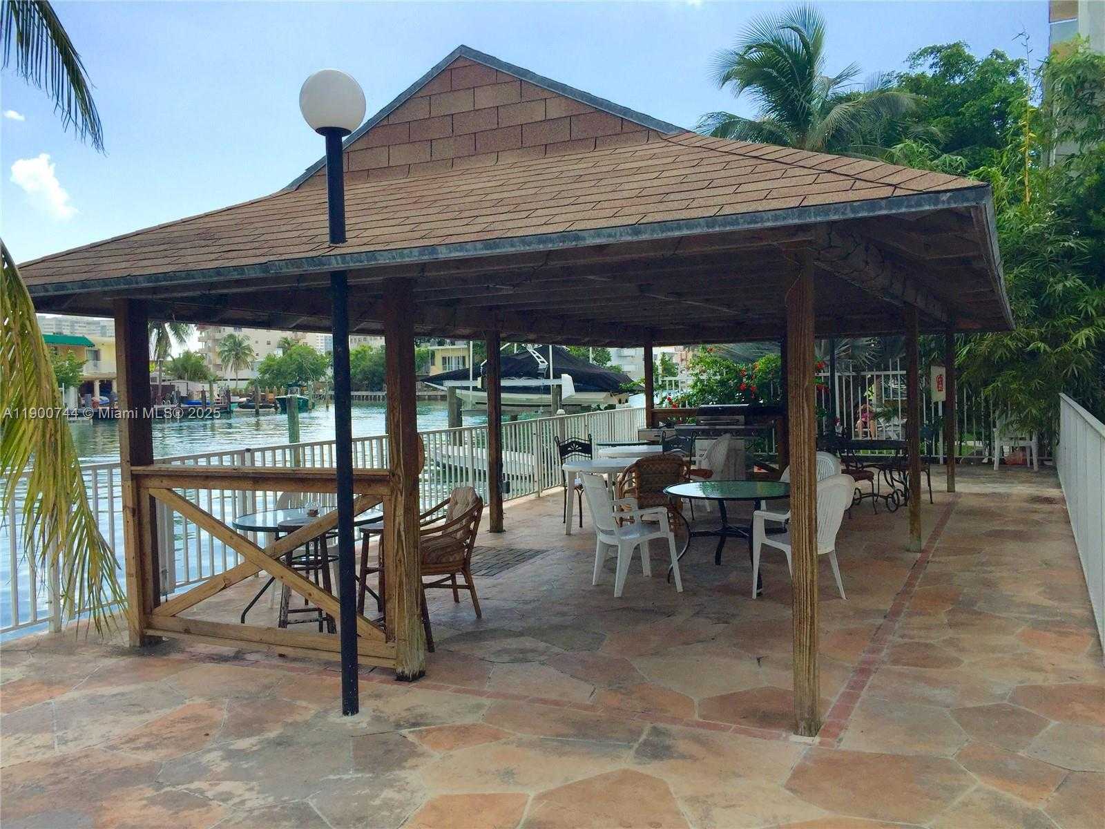 Small Image of 7207 BAY DR #19, Miami Beach Number 14