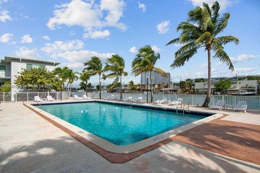 Small Image of 7207 BAY DR #19, Miami Beach Number 2