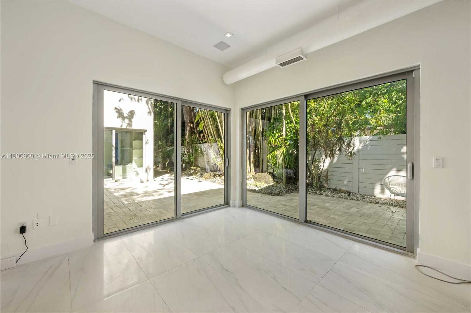 Small Image of 2205 OVERBROOK ST, Miami Number 10