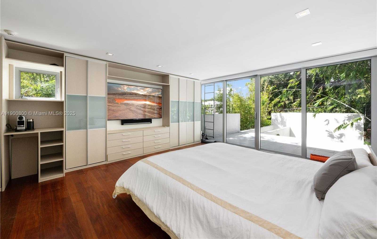 Small Image of 2205 OVERBROOK ST, Miami Number 31