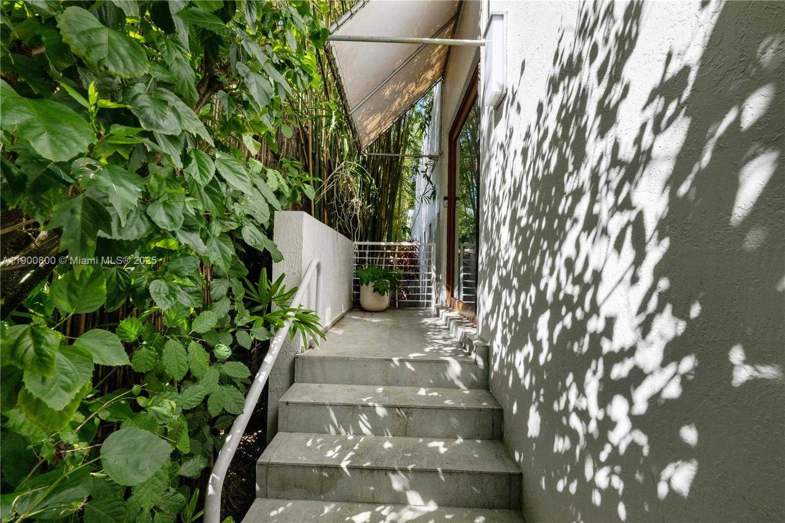 Small Image of 2205 OVERBROOK ST, Miami Number 40