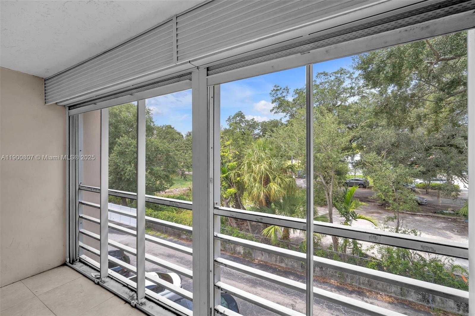 Small Image of 5790 STIRLING RD #304, Hollywood Number 18