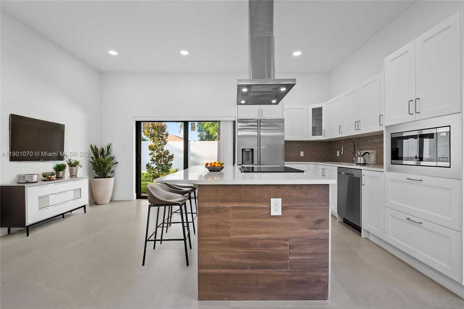 Small Image of 1041 WEST LAKEWOOD RD, West Palm Beach Number 2