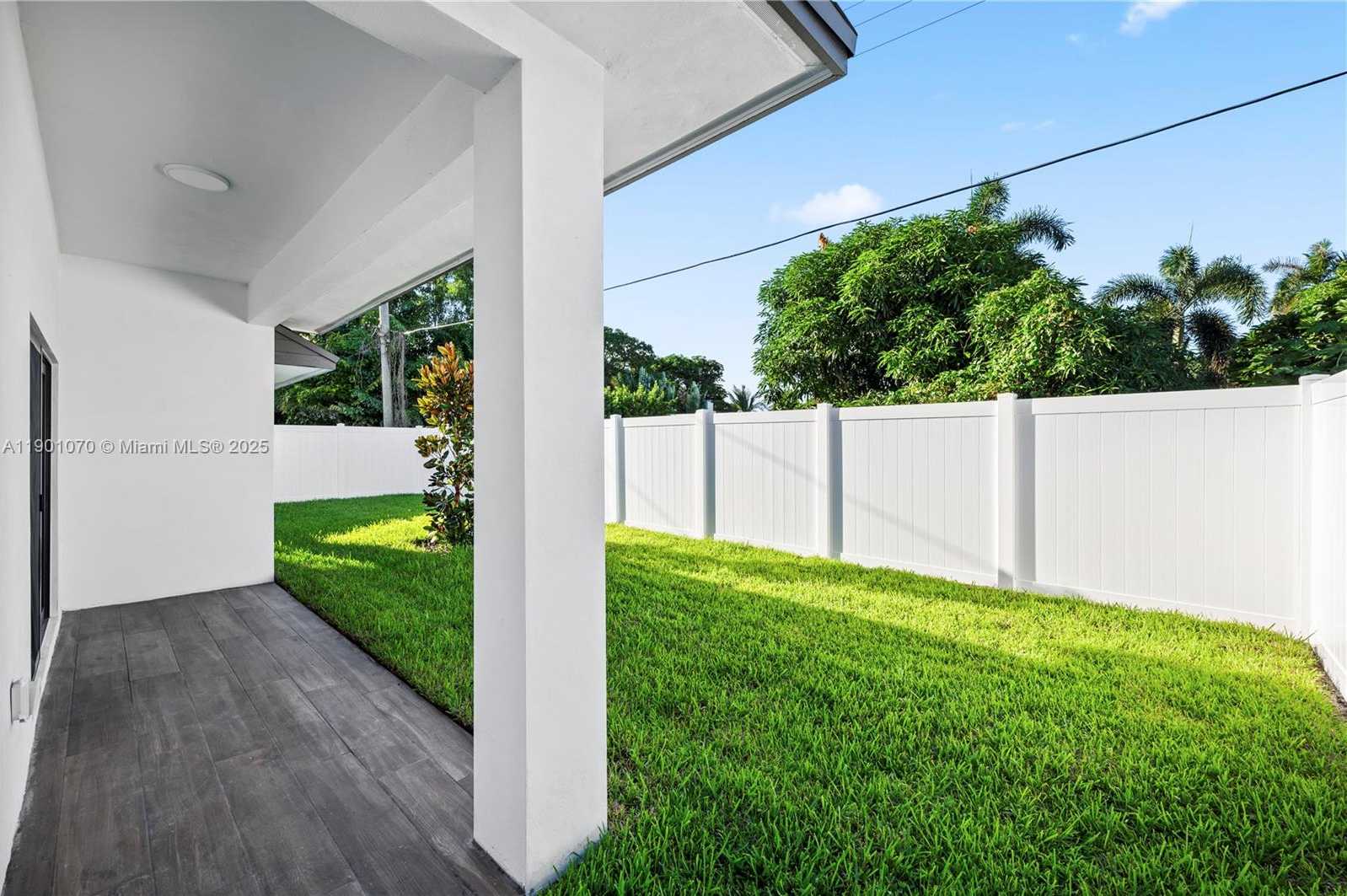 Small Image of 1041 WEST LAKEWOOD RD, West Palm Beach Number 31