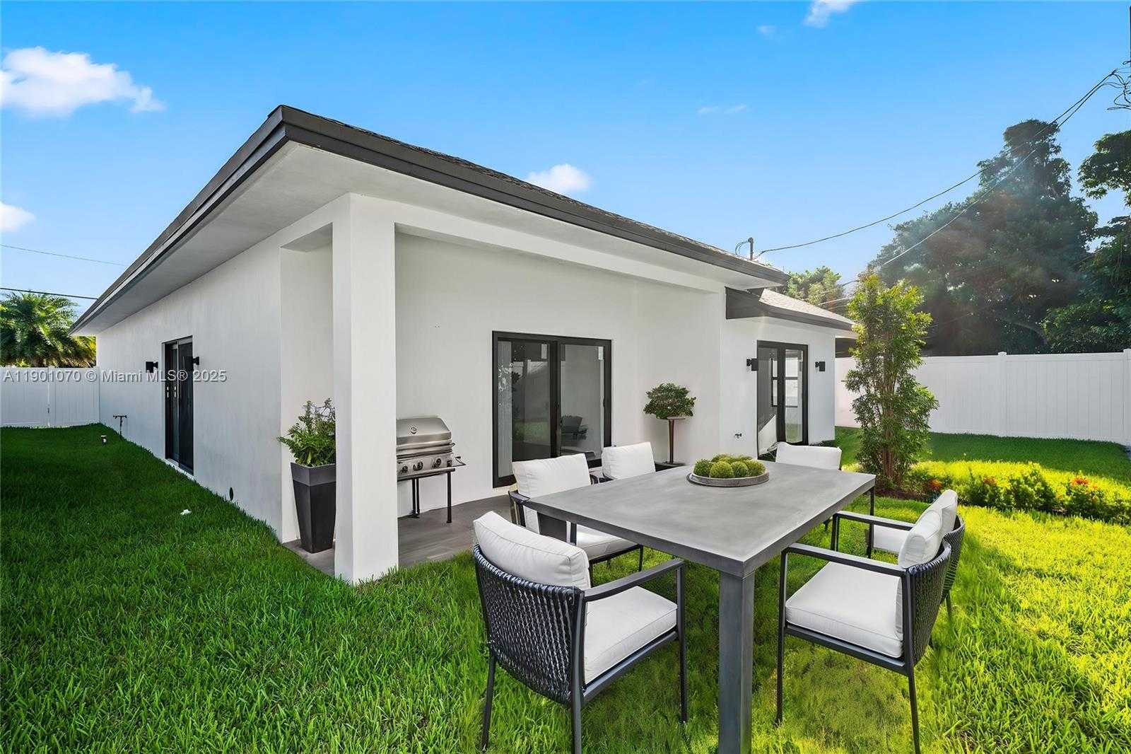 Small Image of 1041 WEST LAKEWOOD RD, West Palm Beach Number 5
