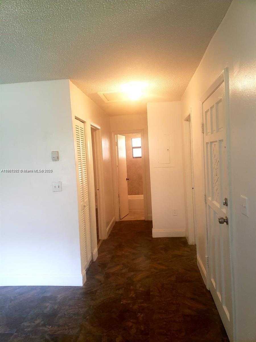 Small Image of 3643 FLORIDA AVE, Miami Number 4