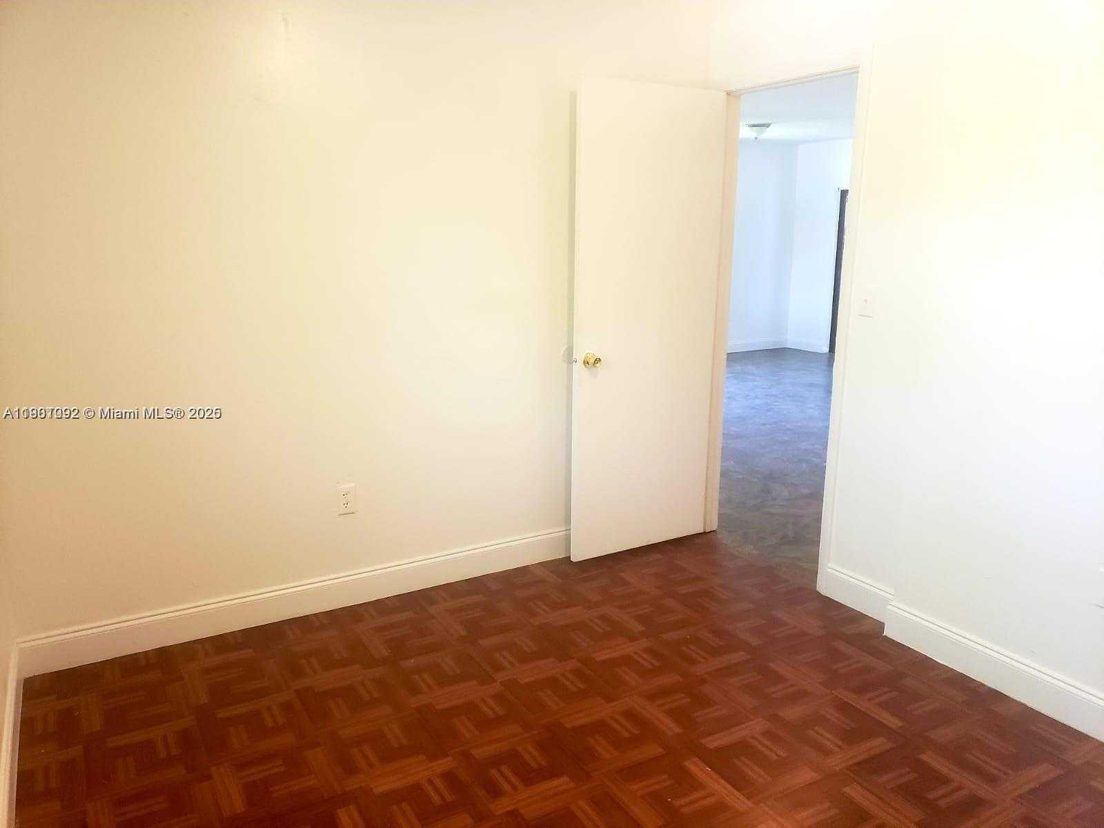 Small Image of 3643 FLORIDA AVE, Miami Number 9