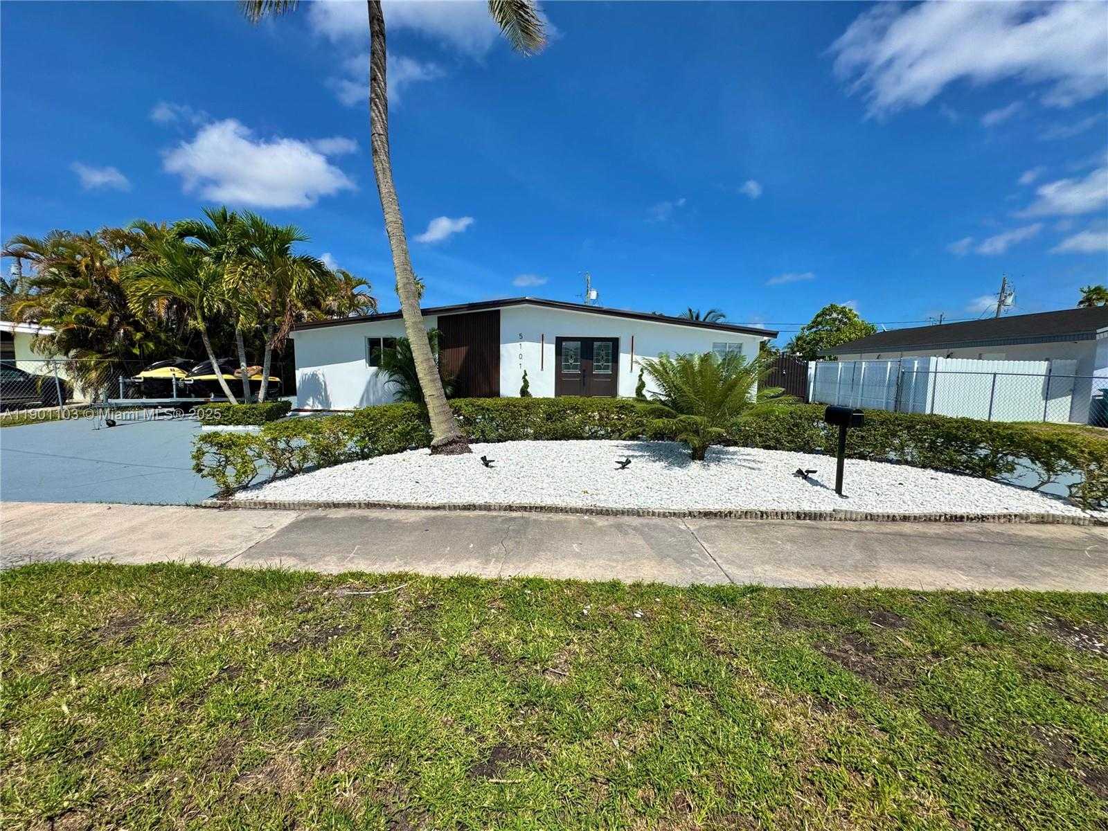 Small Image of 5101 SOUTH WEST 112TH PL, Miami Number 2