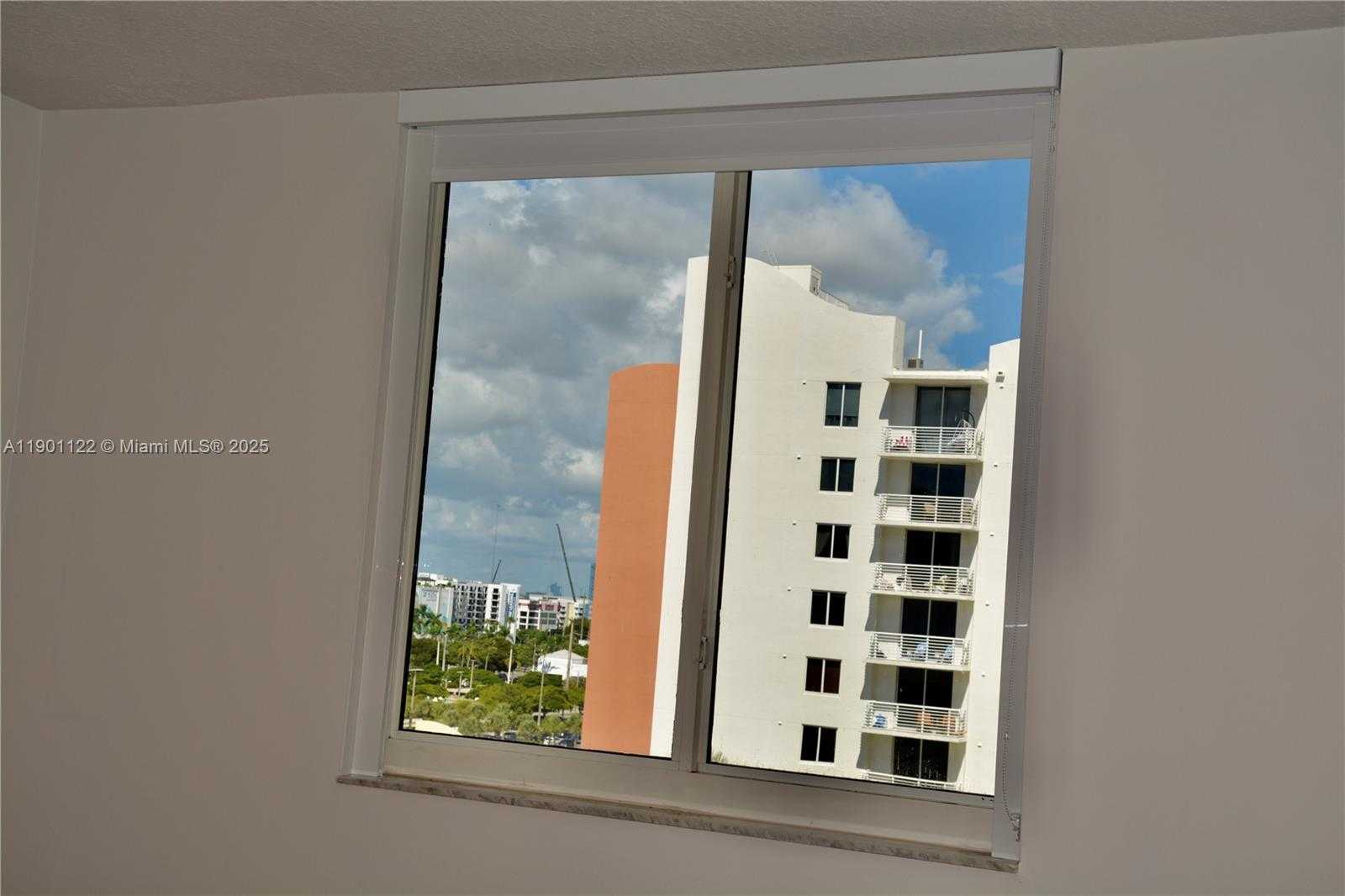 Small Image of Aventura Number 16