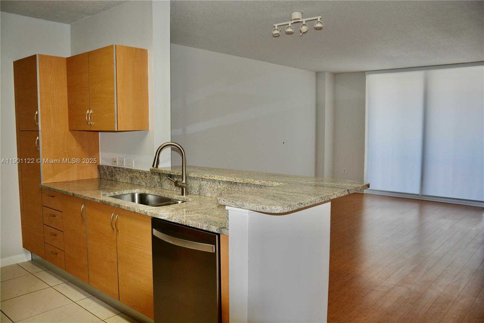 Small Image of Aventura Number 4