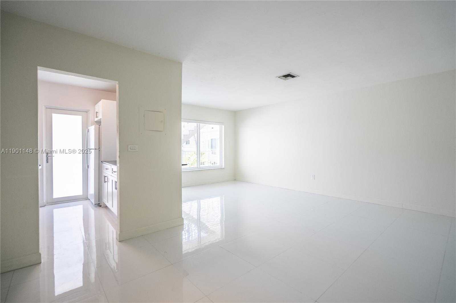 Small Image of 1940 BIARRITZ DR #3, Miami Beach Number 4