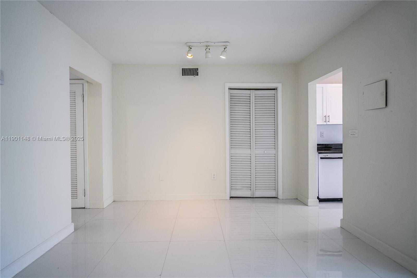 Small Image of 1940 BIARRITZ DR #3, Miami Beach Number 6