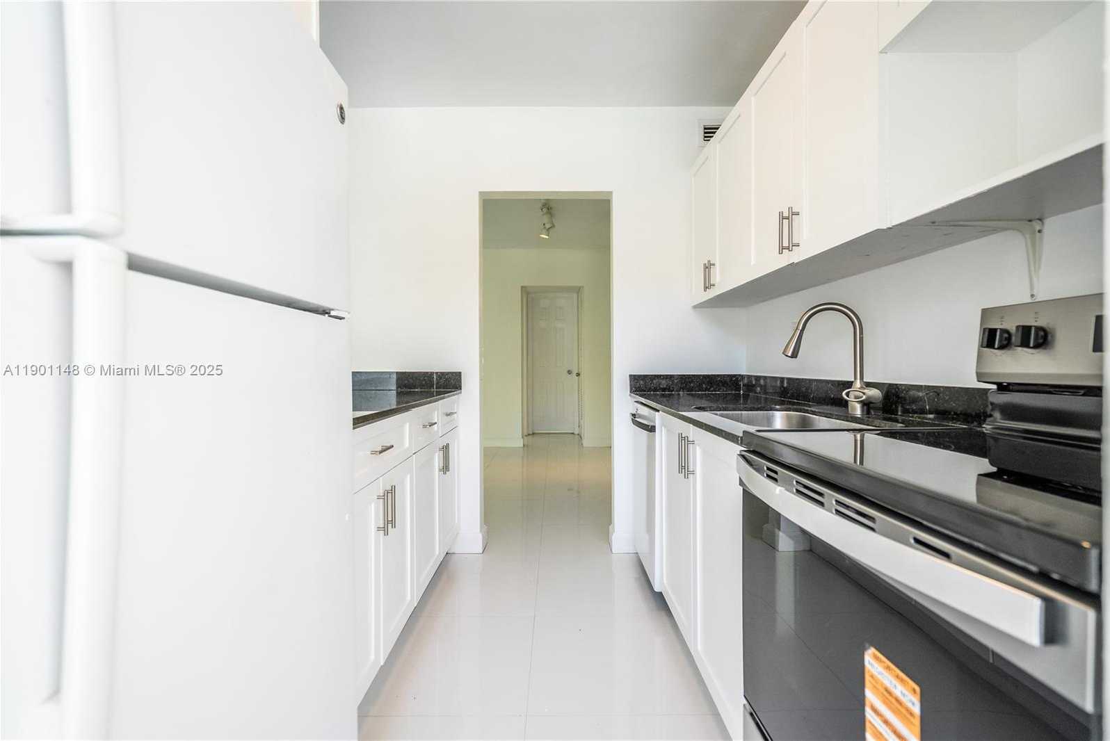 Small Image of 1940 BIARRITZ DR #3, Miami Beach Number 8