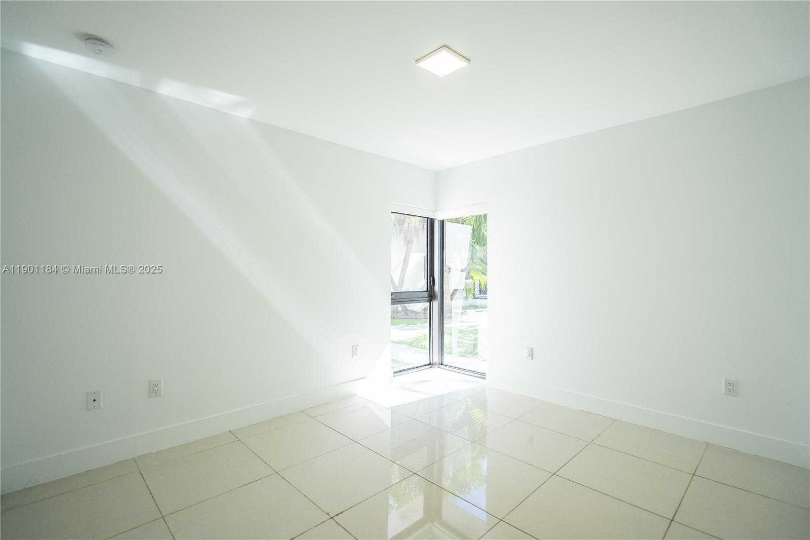 Small Image of 1985 BAY DR #111, Miami Beach Number 13