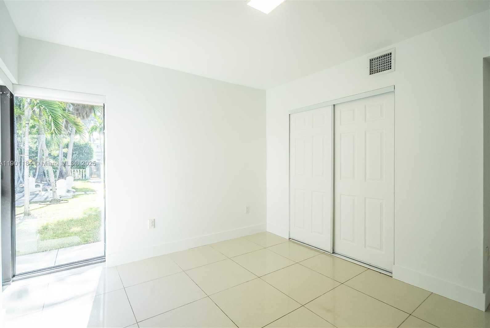 Small Image of 1985 BAY DR #111, Miami Beach Number 16