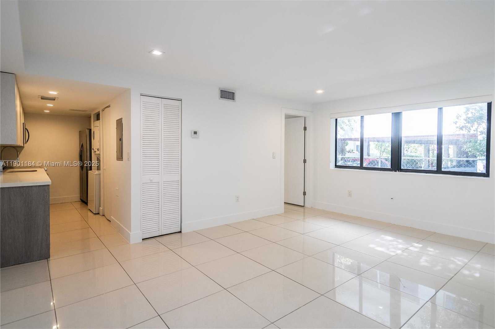 Small Image of 1985 BAY DR #111, Miami Beach Number 2
