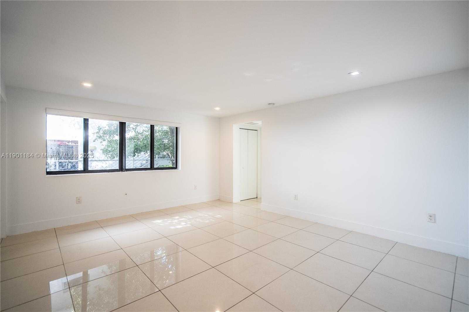 Small Image of 1985 BAY DR #111, Miami Beach Number 3