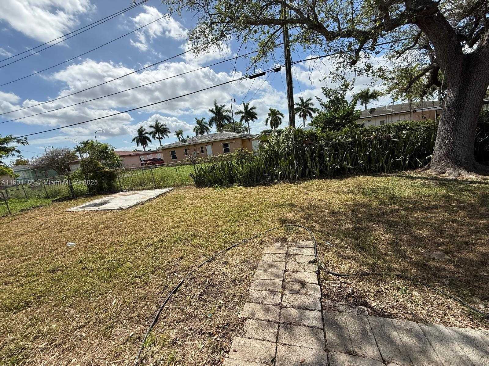 Small Image of 14720 MONROE ST, Miami Number 2