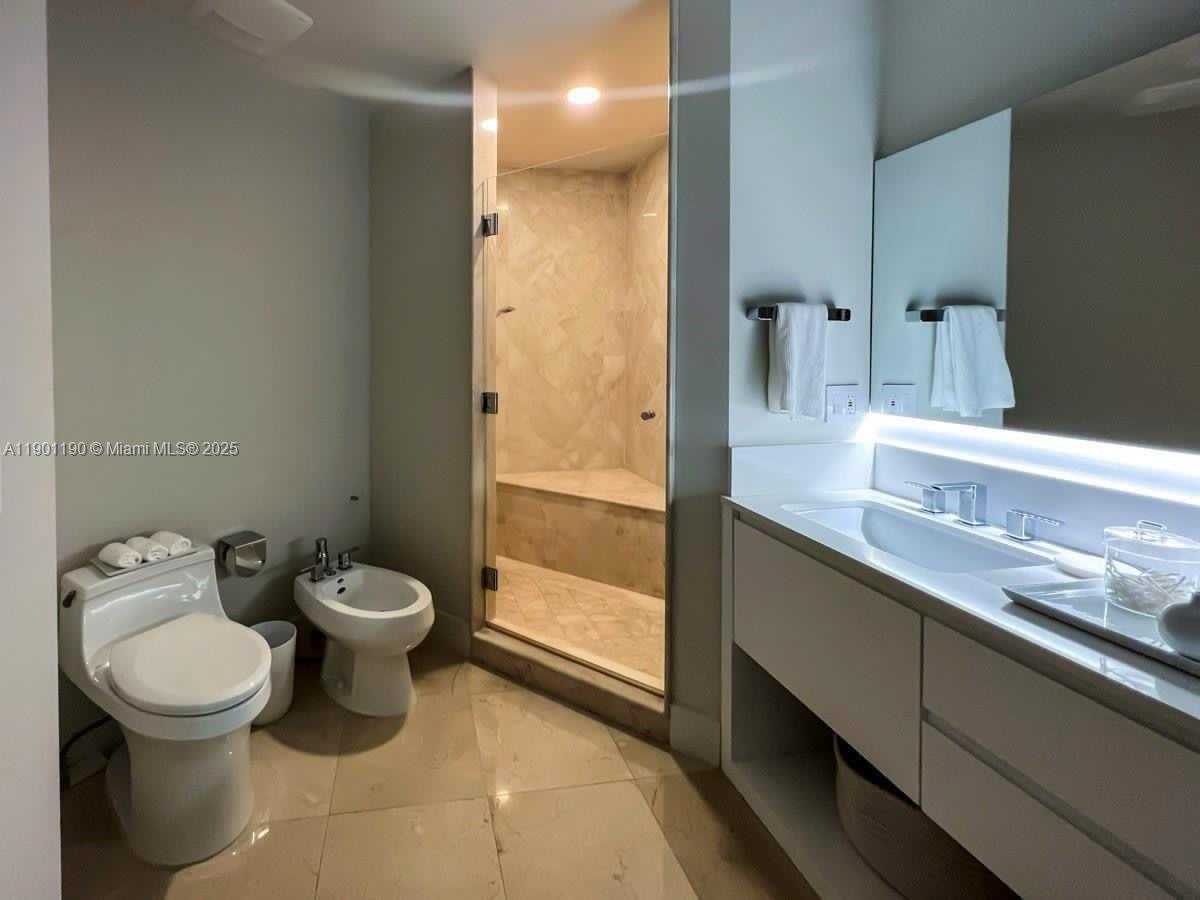 Small Image of 100 SOUTH POINTE DR #2201, Miami Beach Number 11