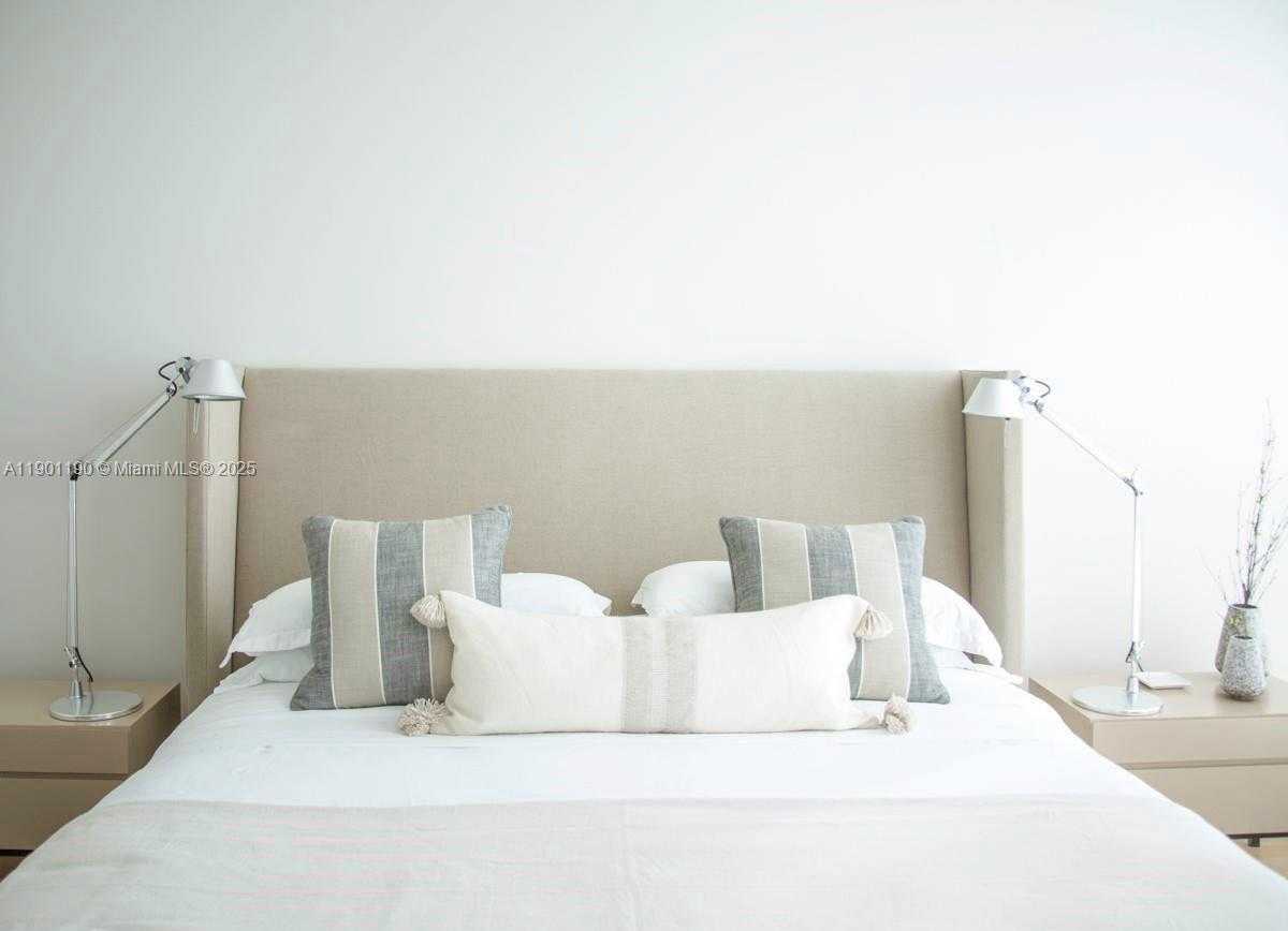 Small Image of 100 SOUTH POINTE DR #2201, Miami Beach Number 12