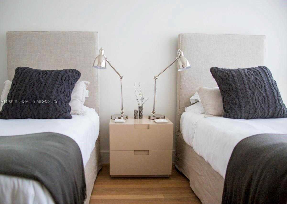 Small Image of 100 SOUTH POINTE DR #2201, Miami Beach Number 14