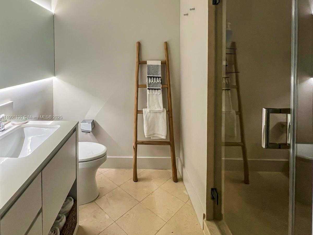 Small Image of 100 SOUTH POINTE DR #2201, Miami Beach Number 15