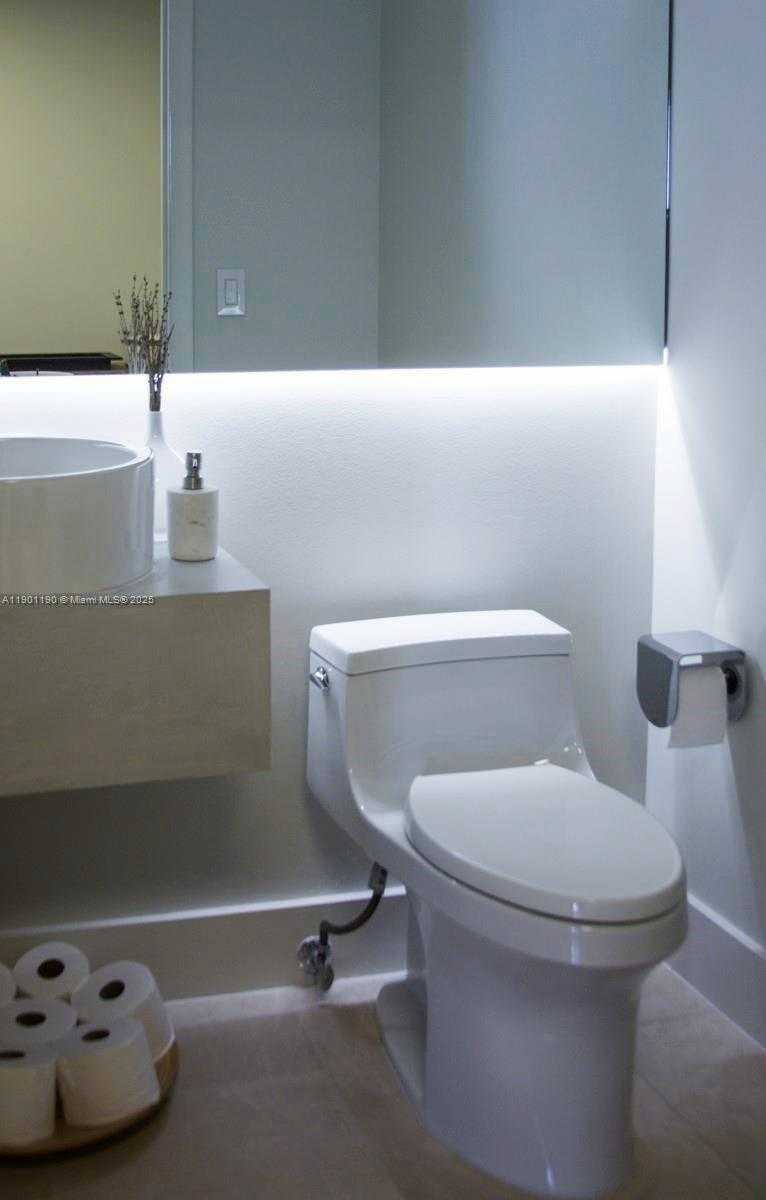 Small Image of 100 SOUTH POINTE DR #2201, Miami Beach Number 16