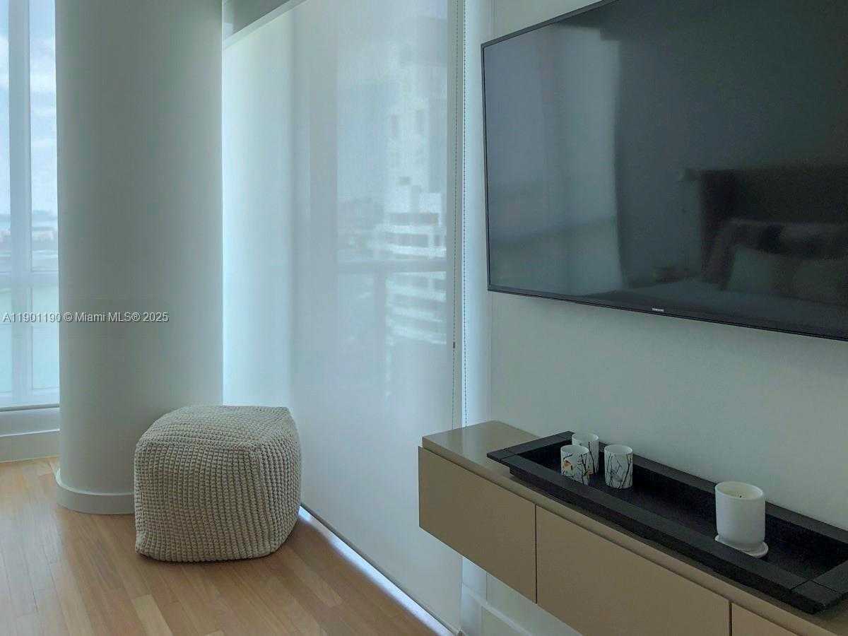Small Image of 100 SOUTH POINTE DR #2201, Miami Beach Number 9