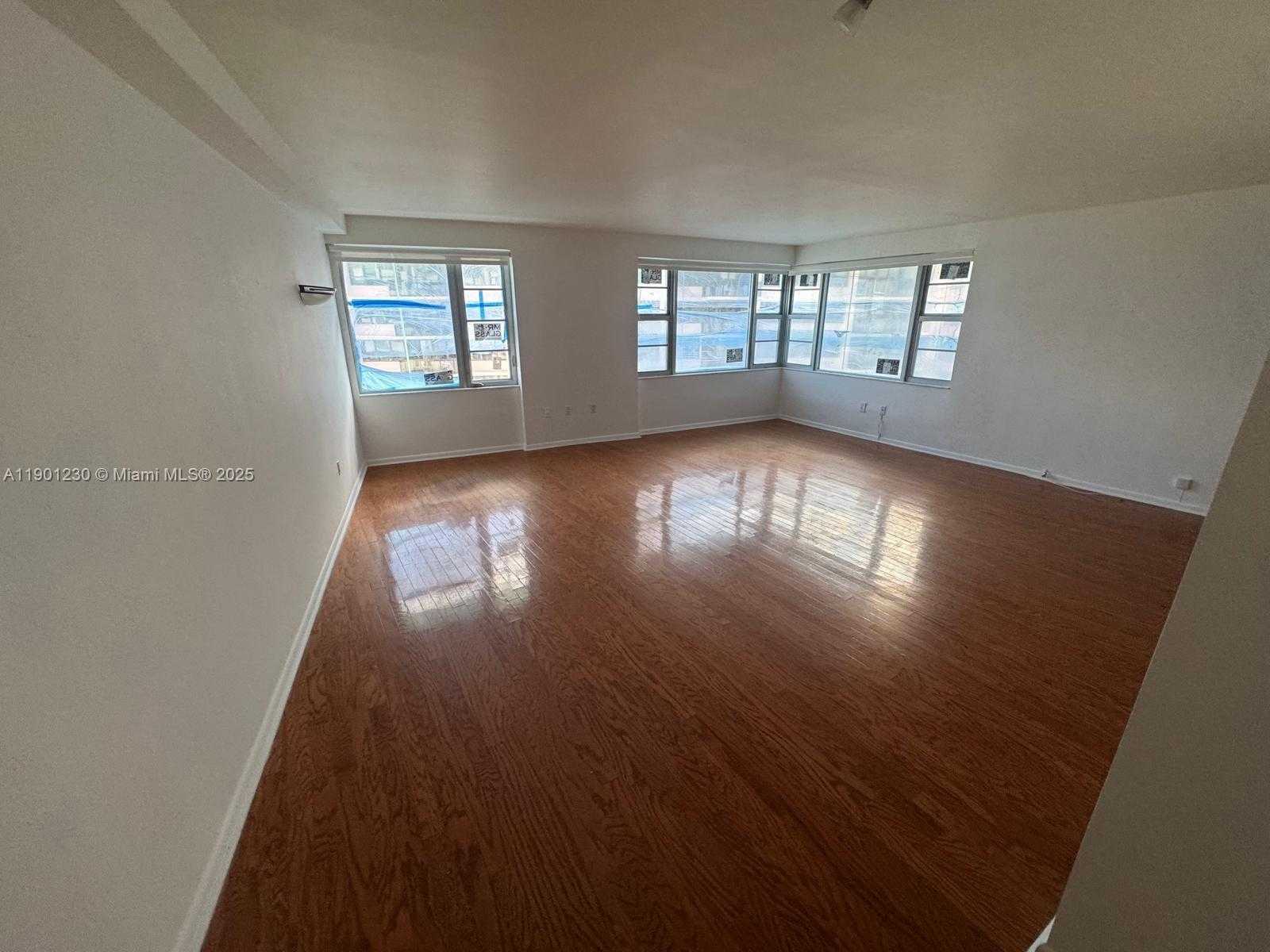 Small Image of 5255 COLLINS AVE #11B, Miami Beach Number 4
