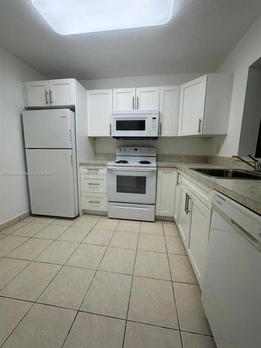 Small Image of 18101 NORTH WEST 68TH AVE #E210, Hialeah Number 4