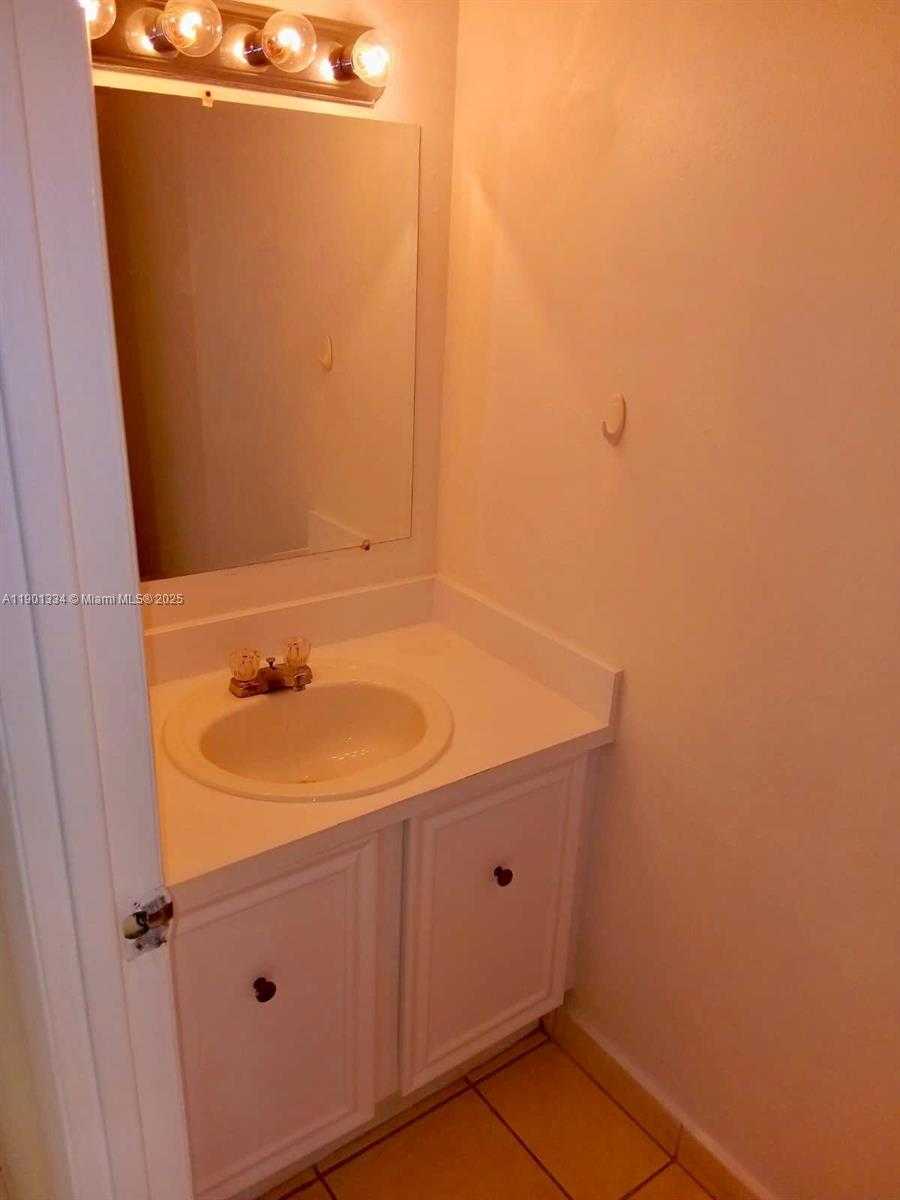 Small Image of 18051 NORTH WEST 68TH AVE #J102, Hialeah Number 4