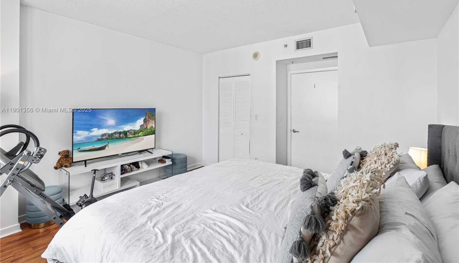 Small Image of 335 Biscayne Blvd, Miami, FL 33132, USA Number 14