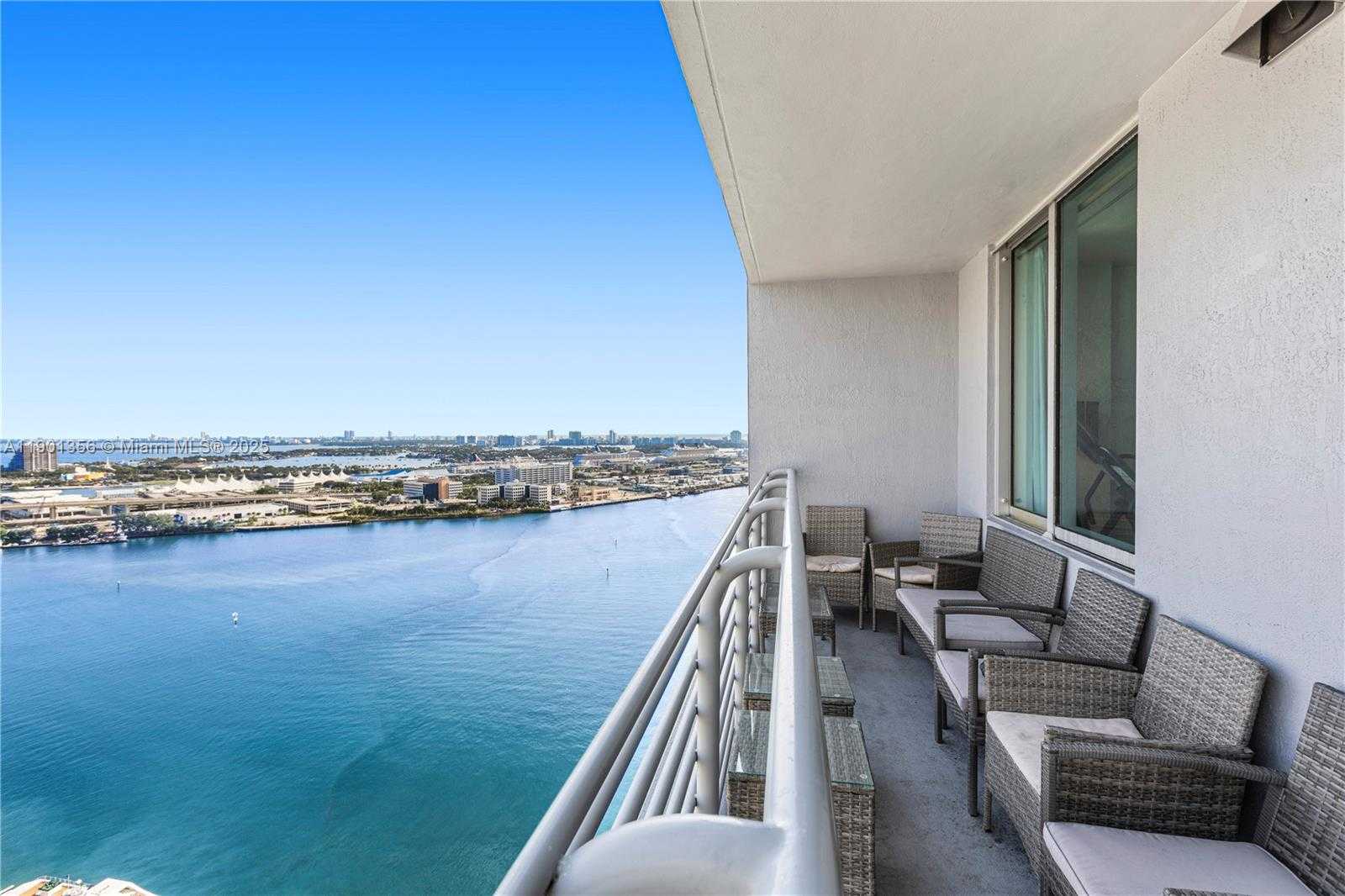 Small Image of 335 Biscayne Blvd, Miami, FL 33132, USA Number 2