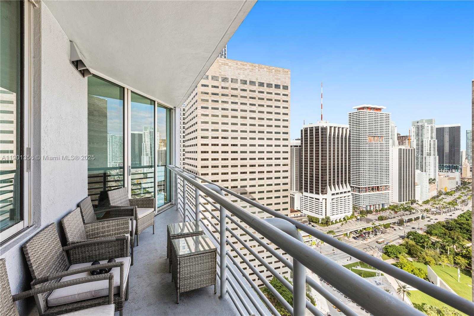 Small Image of 335 Biscayne Blvd, Miami, FL 33132, USA Number 3