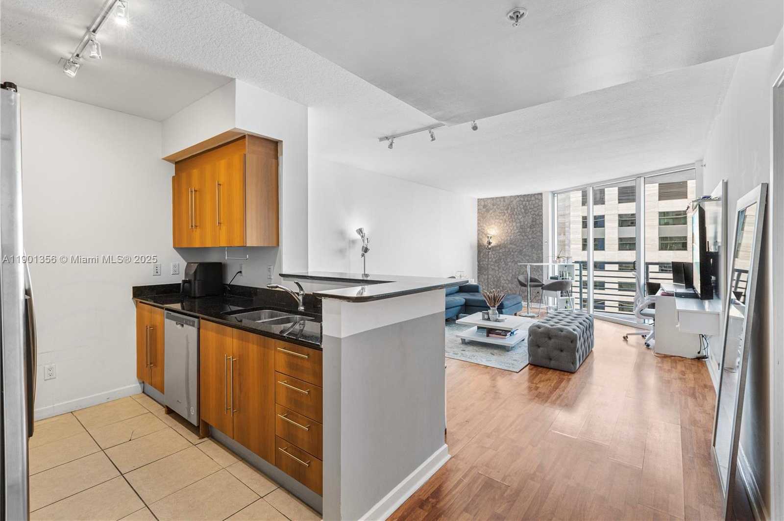 Small Image of 335 Biscayne Blvd, Miami, FL 33132, USA Number 5