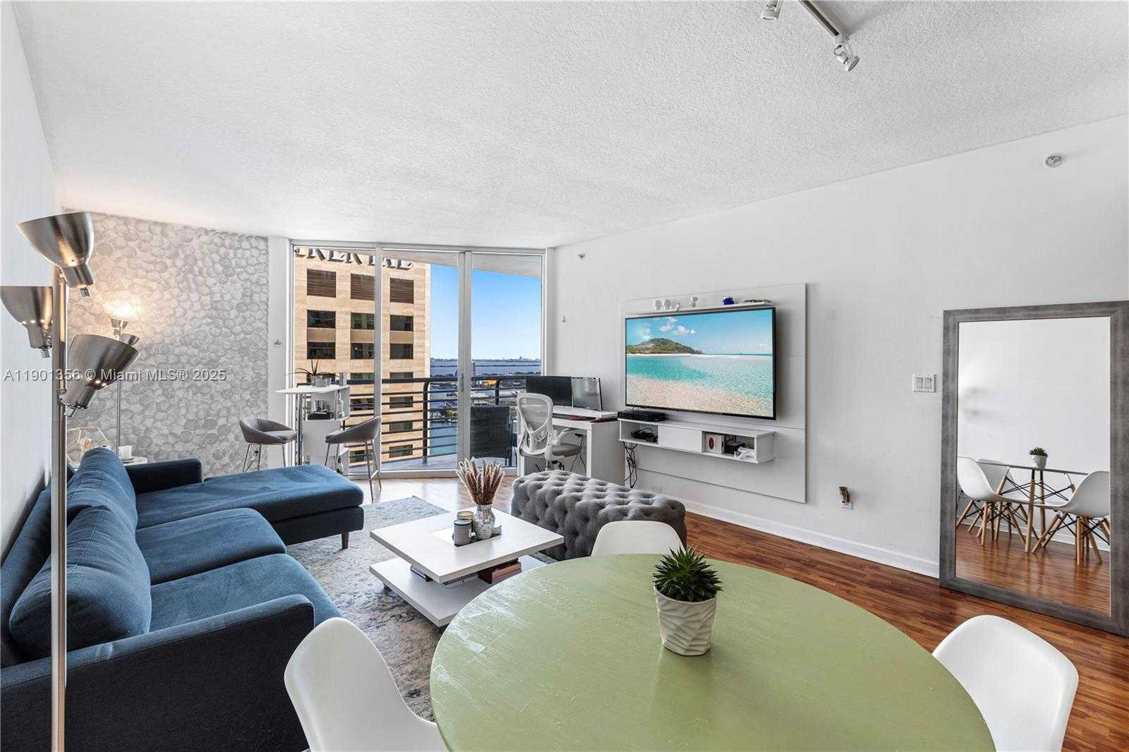 Small Image of 335 Biscayne Blvd, Miami, FL 33132, USA Number 7