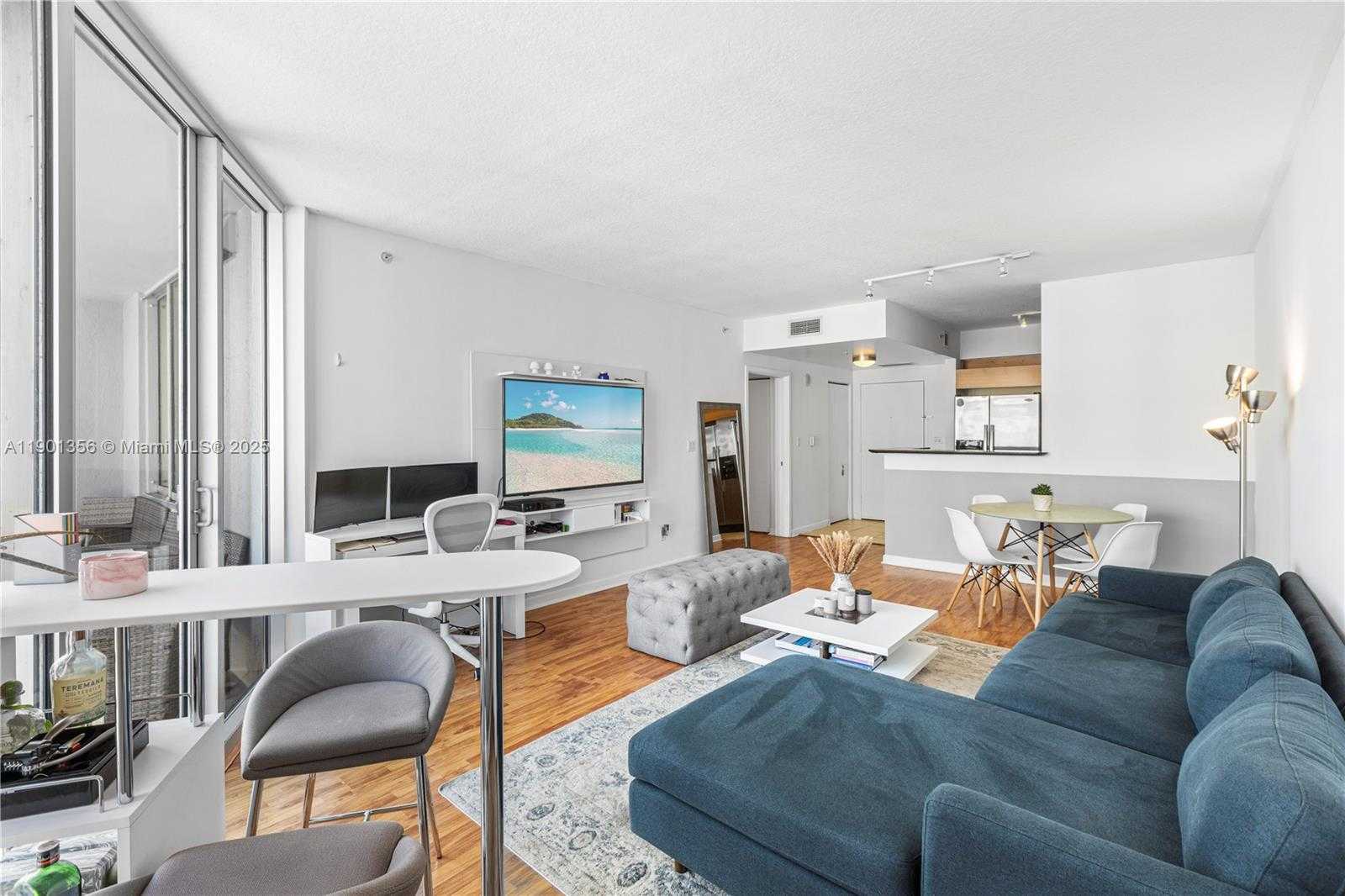 Small Image of 335 Biscayne Blvd, Miami, FL 33132, USA Number 8