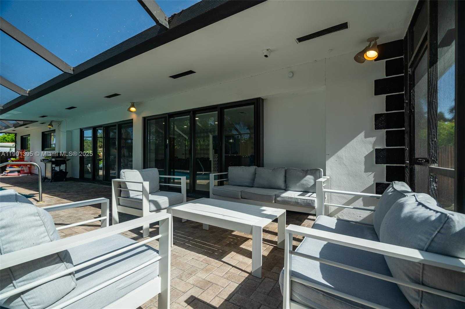 Small Image of 1141 NORTH NORTHLAKE DR, Hollywood Number 11