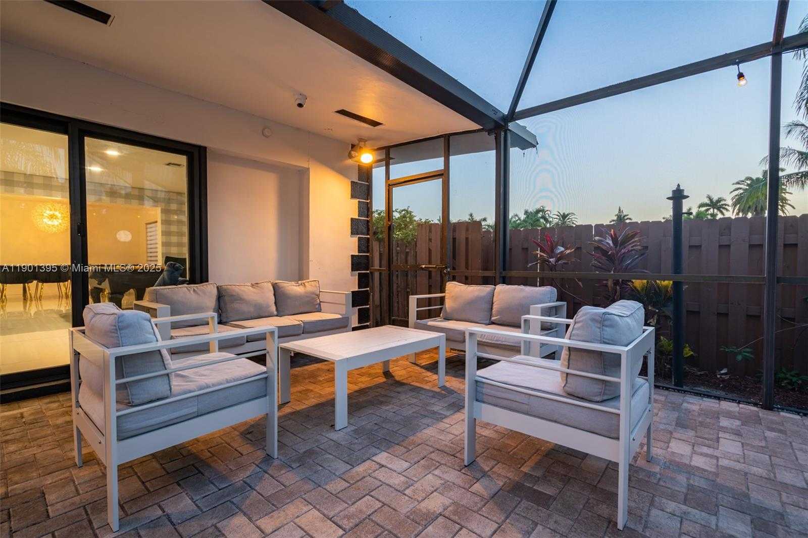 Small Image of 1141 NORTH NORTHLAKE DR, Hollywood Number 17