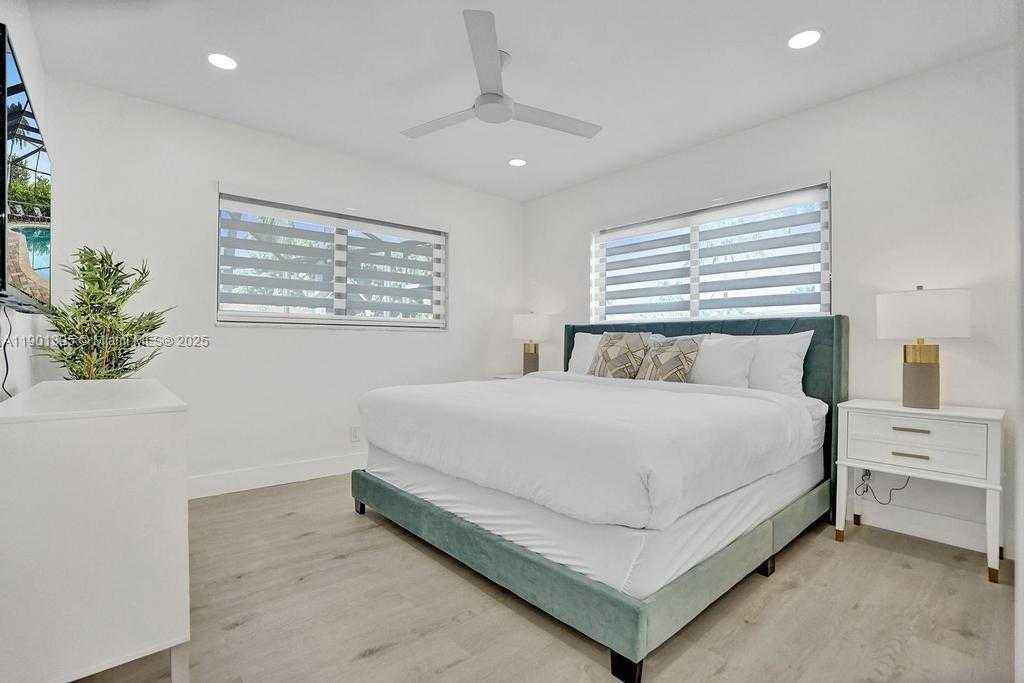 Small Image of 1141 NORTH NORTHLAKE DR, Hollywood Number 31