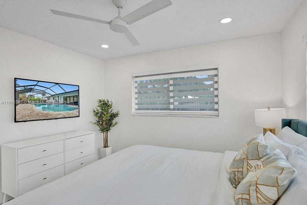 Small Image of 1141 NORTH NORTHLAKE DR, Hollywood Number 33