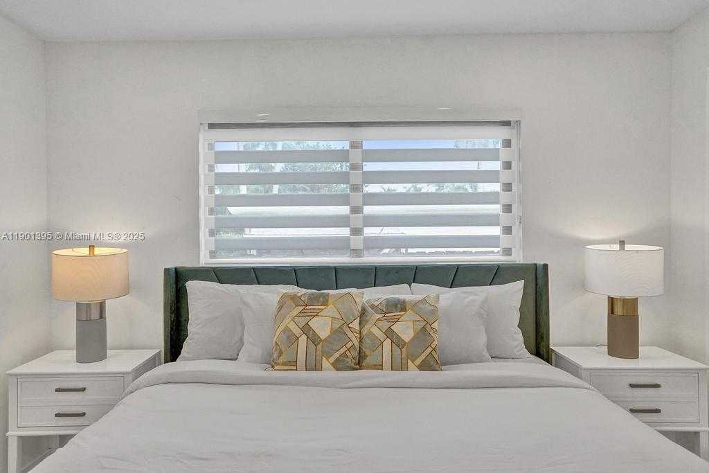 Small Image of 1141 NORTH NORTHLAKE DR, Hollywood Number 34