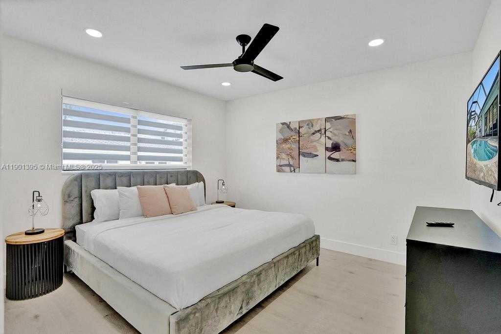 Small Image of 1141 NORTH NORTHLAKE DR, Hollywood Number 35