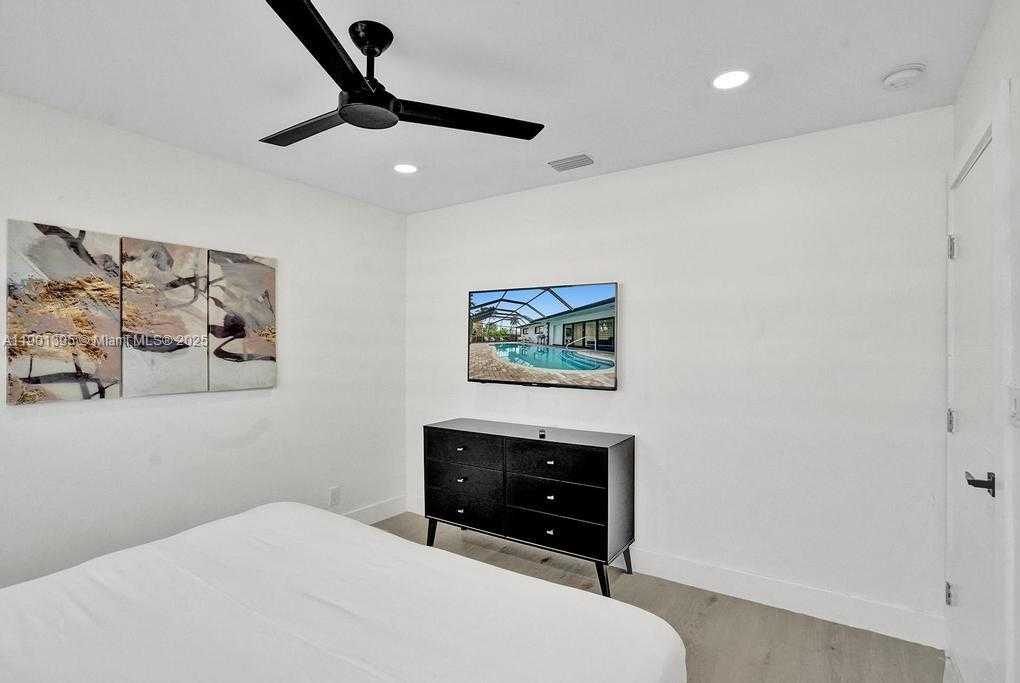 Small Image of 1141 NORTH NORTHLAKE DR, Hollywood Number 37