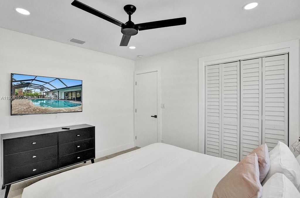 Small Image of 1141 NORTH NORTHLAKE DR, Hollywood Number 38
